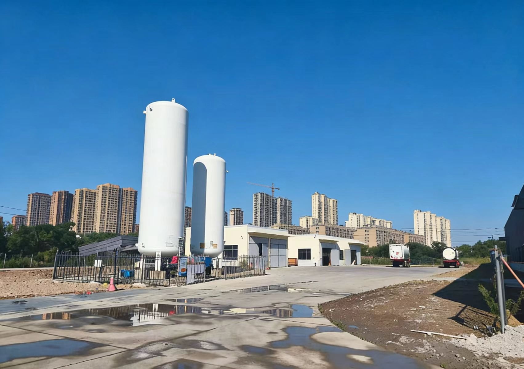 Gas filling station with 10 inflator machines